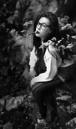 photo amateur Smoking in the garden