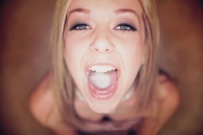 foto amateur Pooled on her tongue
