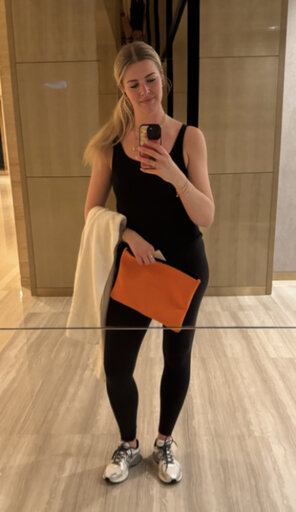 Erotical Beautiful hotwife showing off – 6 pics