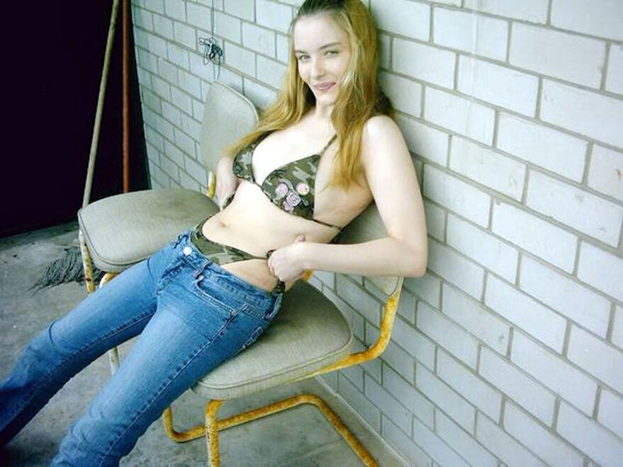 23059021-nikki-camo-string-bikini-under-jeans-061_880x660