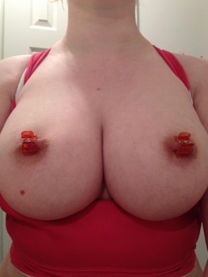 foto amadora Nipples clamped