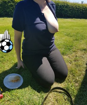 foto amatoriale Having a picnic in somebody's [f]ield