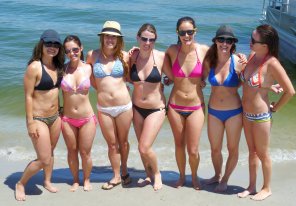 foto amadora Bikini girls at the beach