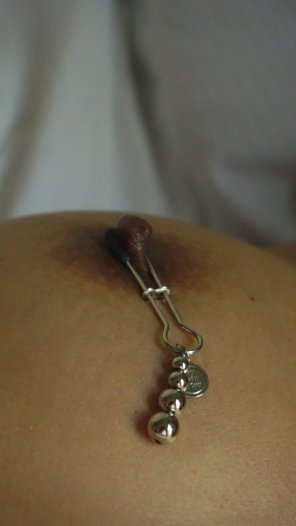 foto amateur Nipple clamp