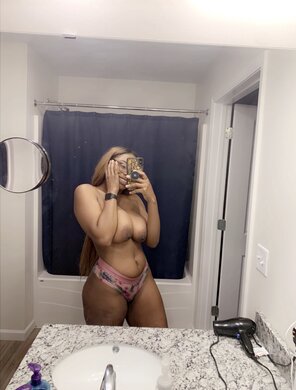 アマチュア写真 liked this picture of my tits from yesterday and just had to share â˜ºï¸ peep those thighs too booðŸ¥µðŸ‘
