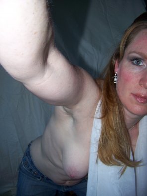 zdjęcie amatorskie Taking a one tit selfie