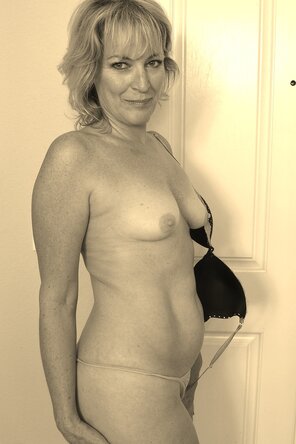 amateur photo Slutz in Sepia (37)