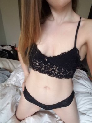 foto amatoriale Getting dressed [f]or work is boring, but the lighting is good