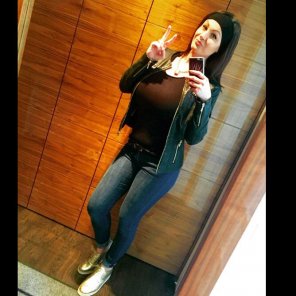 amateurfoto Gold sneakers and skinny jeans