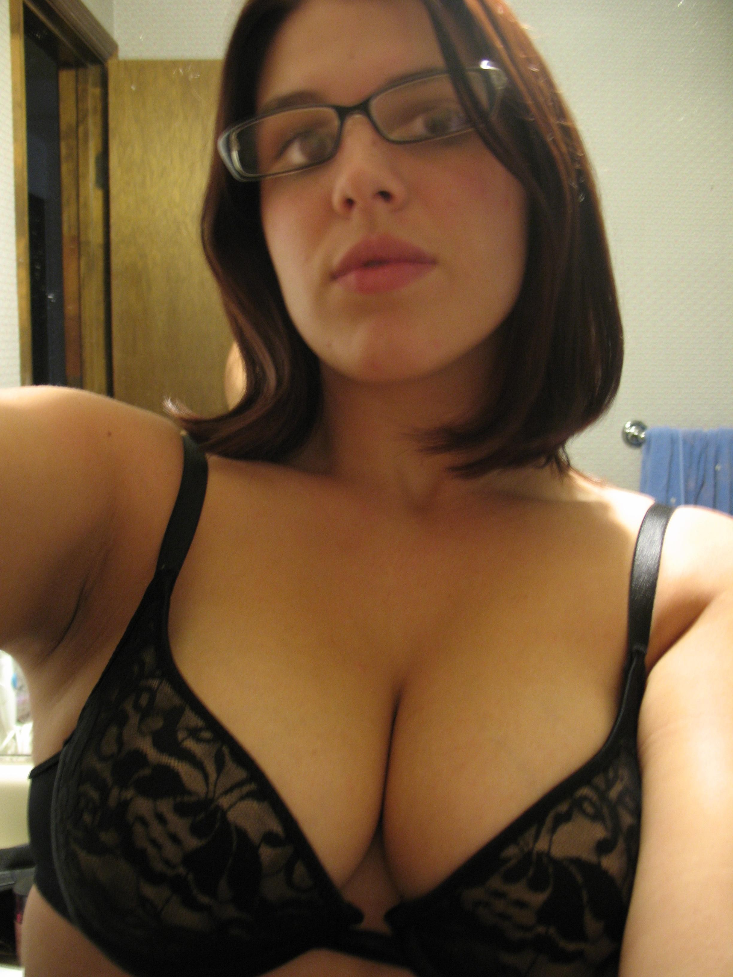 amateur curvy brunette with glasses fucked