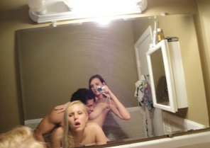zdjęcie amatorskie three some bathroom selfie