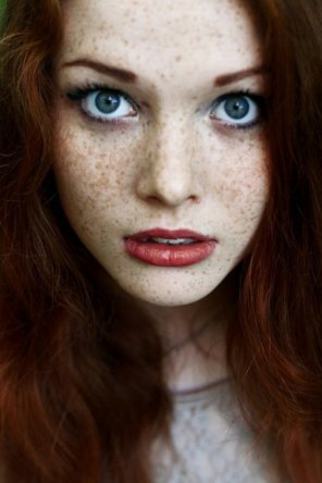 photo amateur Blue, red and freckles