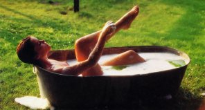 foto amatoriale Sexy in an outdoor tub