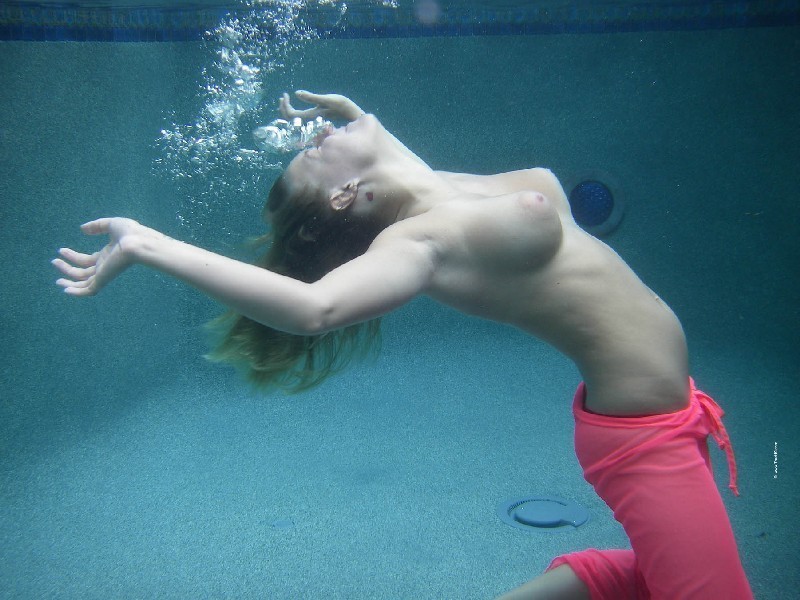 Underwater Ebony Tits - Underwater boobs Porn Pic - EPORNER