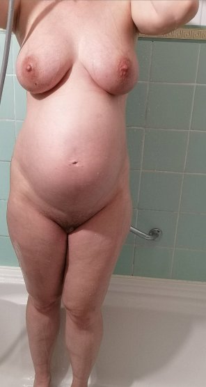 amateur photo 29 weeks pregnant wife showering :) 29[f]