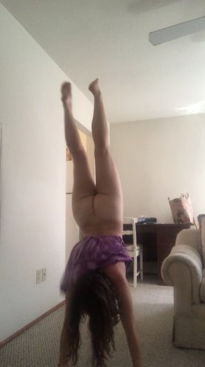 zdjęcie amatorskie Anyone want to help me practice handstands?