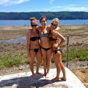 foto amateur Three bikinis