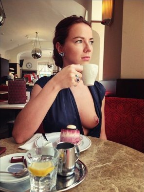 amateur-Foto Coffee with a titty out