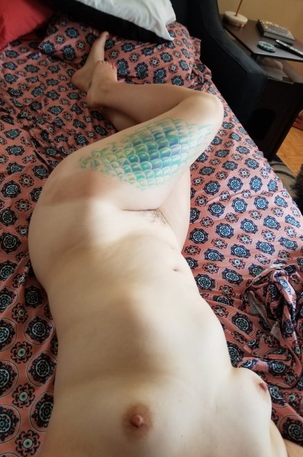 Spent the weekend with my girlfriend, and she wanted to show off her mermaid scales ðŸ§œâ€â™€ï¸