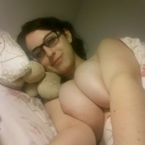 zdjęcie amatorskie laying in bed selfie