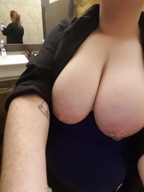 foto amadora Just a quick titty [f]lash in the public bathroom at work! [Bad Dragon]