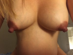 amateurfoto 9mth preg tits hanging down as she rides me...now leaking colostrum...