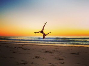 photo amateur PsBattle: Woman flipping during sunrise