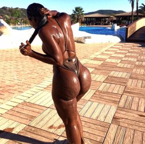 amateur photo Very shapely chocolate booty