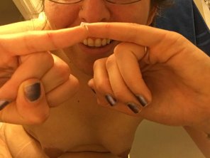 amateur-Foto 2018 Body Gratitude Month 4 Day 14 - if you can believe it, these cuts on my fingers are from floss. It's amazing that bodies can rapidly heal minor d