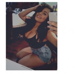 アマチュア写真 Massive tits on this busty Latina teen [more in comments]