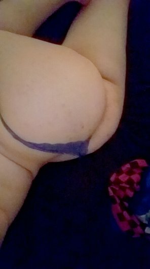 foto amateur Itty bitty waist and a round thing in your face