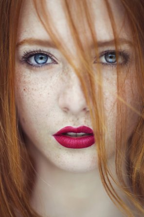 zdjęcie amatorskie red lips and blue eyes