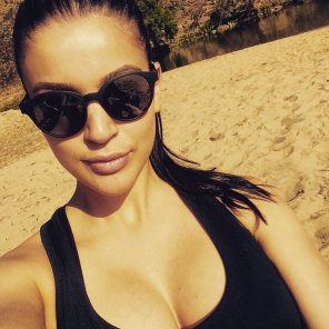 amateurfoto PictureSunglasses and cleavage