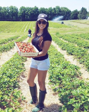 amateur pic Gone strawberry picking