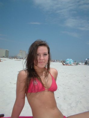 zdjęcie amatorskie Hot girl on the beach