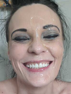 amateur pic When he makes you laugh with a face full of Cum