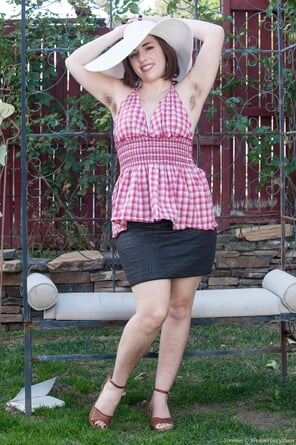 foto amadora Simone_PlaidTopSkirtOutdoors_023