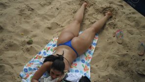 zdjęcie amatorskie Lying on the beach