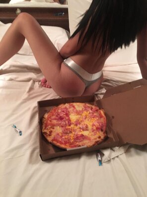 zdjęcie amatorskie Would you go with me for a pizza?????????