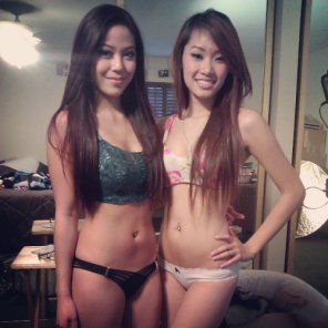 zdjęcie amatorskie Two Beautiful Asian Girls