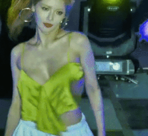 photo amateur KPOP Singer HyunA Gives an Unintentional On Stage Flash of Nicely Rounded Under Boob