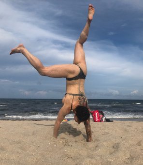 foto amadora Attempting a handstand at the beach