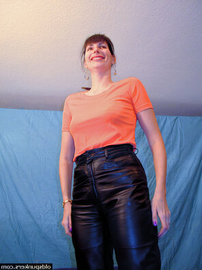 photo amateur Gabrielle-Hannah-in-Leather-pants-with-two-dildos-anal-and-pantyhose-(1)