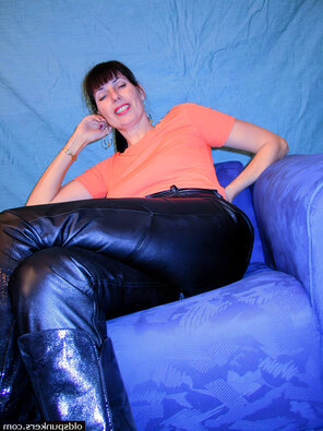 foto amateur Gabrielle-Hannah-in-Leather-pants-with-two-dildos-anal-and-pantyhose-(2)