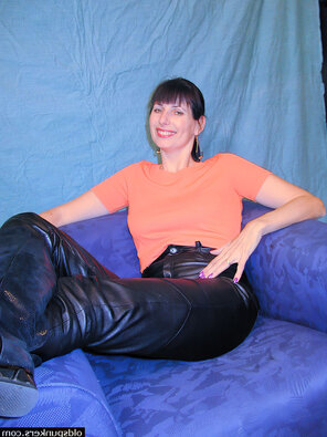foto amadora Gabrielle-Hannah-in-Leather-pants-with-two-dildos-anal-and-pantyhose-(4)