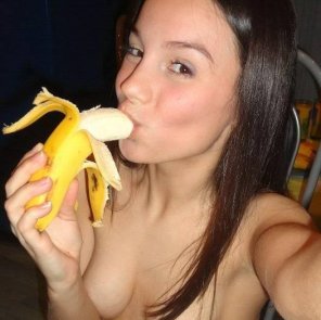 foto amateur She loves bananas