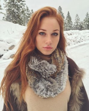 foto amateur redhead in the snow