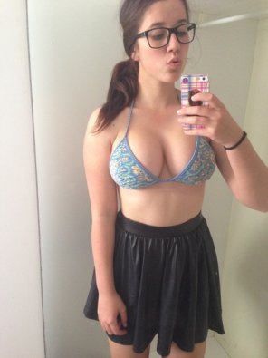 amateur pic Busty with glasses