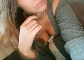 amateur pic Do you enjoy a nice sweet cleavage ?