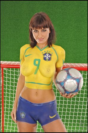 amateur pic Veronica Vanoza - Soccer body painting